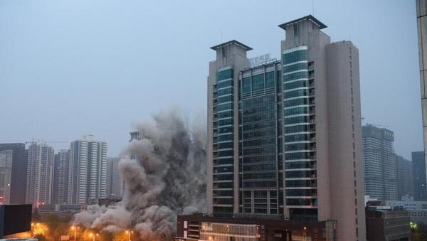 西安118米高楼成功爆破 10秒后顺利坍塌3