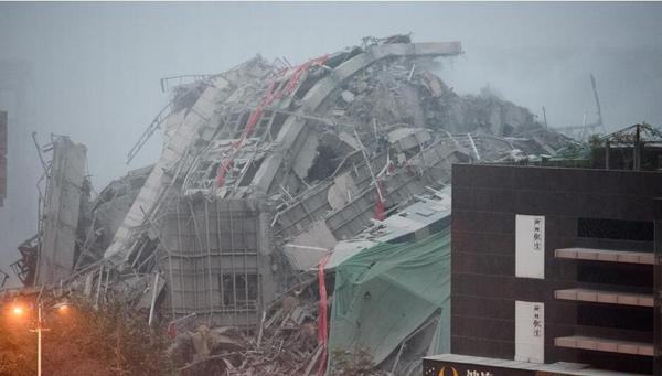 西安118米高楼成功爆破 10秒后顺利坍塌4