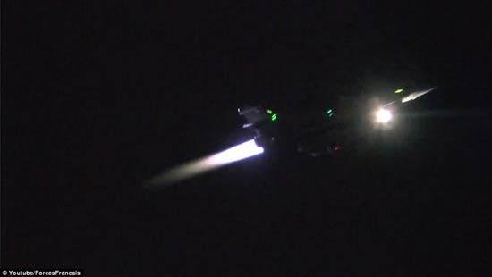 法国战机向位于叙利亚拉卡市的“伊斯兰国”目标投掷了20枚炸弹。