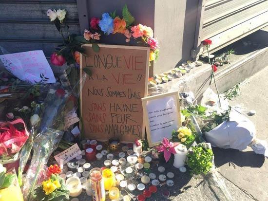 他们或是在纸条上写上祈福的话语，或是送上鲜花。他们用这种特殊的方式来表达着对遇难者的缅怀和对恐怖分子的憎恶。