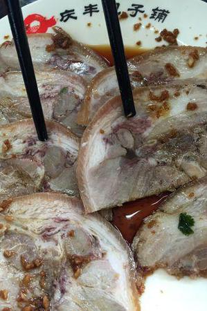 顾客用筷子指出疑似淋巴的部分。顾客供图