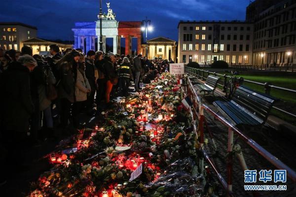 男子冒死求枪手5