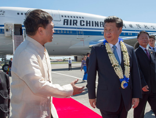 习近平抵达菲律宾出席亚太经合组织领导人非正式会议2