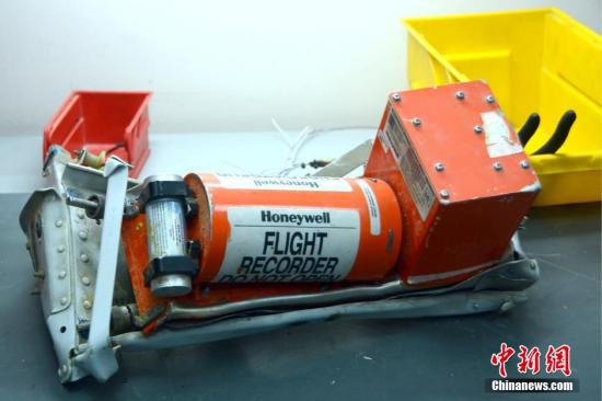 当地时间11月2日，根据媒体报道，在埃及西奈半岛失事的俄罗斯客机的黑匣子进行分析的调查委员会的初步结论是，飞机没有受到外部攻击或导弹袭击，飞机在从雷达上消失之前驾驶员也没有发出求救呼号。