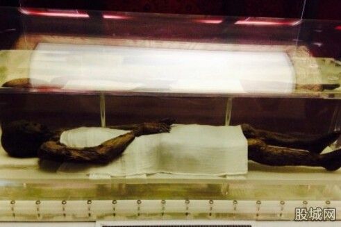 古墓挖出黄金堆 古墓挖出黄金堆