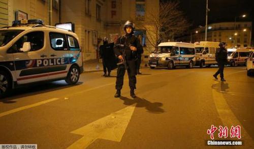 巴黎警方通知有企业在巴黎北郊的员工千万不要先来上班，地铁公交车已经被关闭。