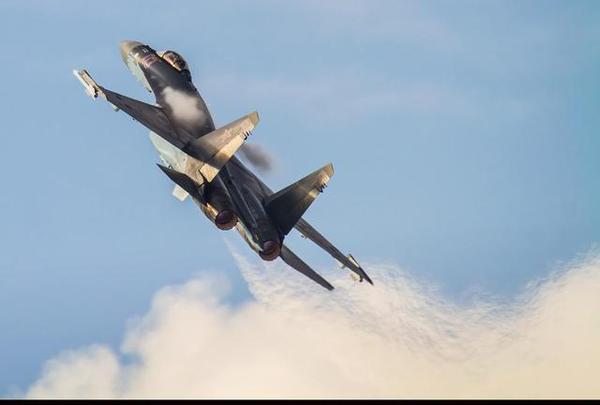 莫斯科航展上的苏-35展现UFO般机动表演。