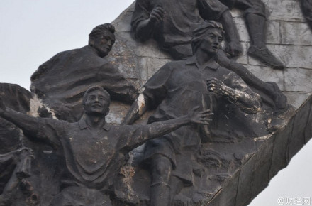 沈阳一儿童足球公园立国足铜像