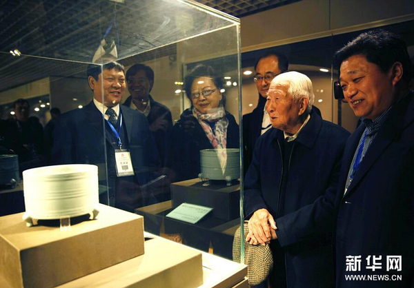 11月17日，中国古陶瓷研究会名誉会长、故宫博物院研究员耿宝昌（右二）和中国古陶瓷学会会长、故宫博物院研究员王莉英（右四）等在故宫观赏展出的汝窑瓷器。