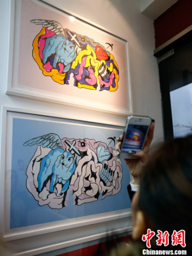 音乐人周杰伦的版画处女作《幻想Fantasy》亮相北京。中新社发 富田 摄