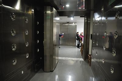 十三陵文物进新家万历龙袍搬了一天（图）