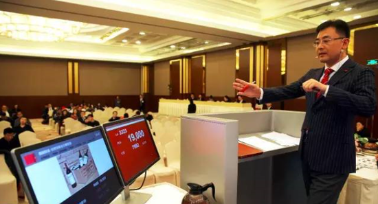 “嘉酿醇香——世界顶级名庄葡萄酒”专场开启了网络实时竞投，网上竞争尤为激烈