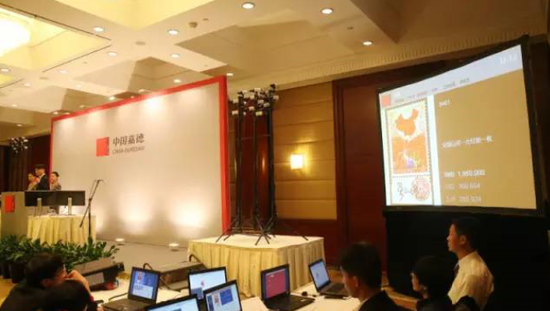“邮品”拍卖现场设立了网络竞投技术支持专区