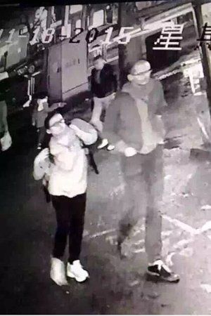 　小区监控记录下的两名嫌疑人。