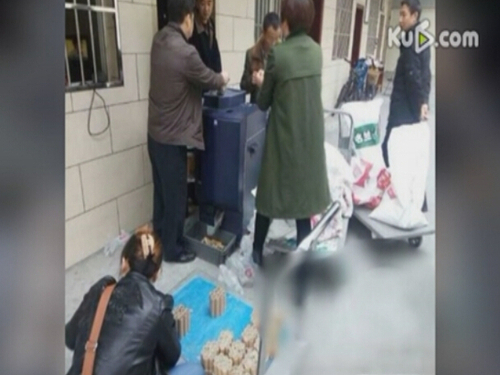 500斤母爱！单亲妈妈扛500斤硬币为女儿买房