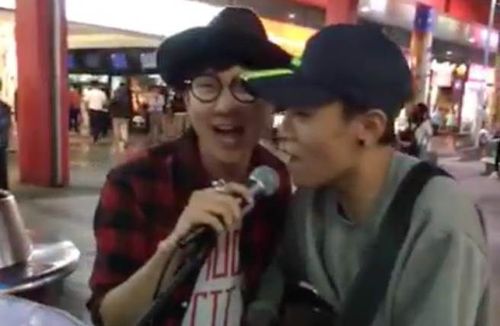 林俊杰在信义区与街头艺人合唱画面。