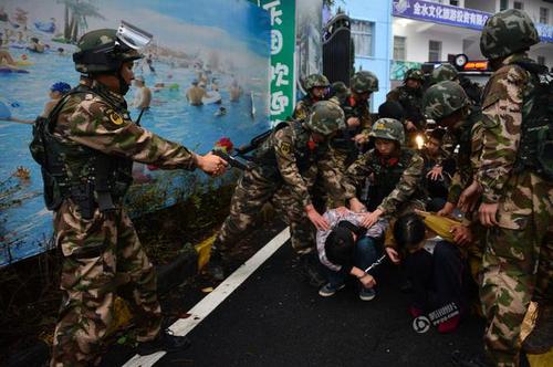 图为11月22日，武警特战队员抓住犯罪嫌疑人。