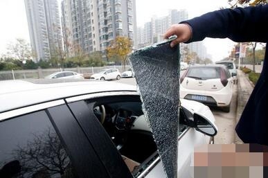 小区50辆车被砸 为何要把车停在路边？车主：一个车位10万元