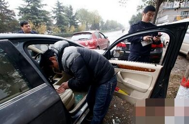 小区50辆车被砸 为何要把车停在路边？车主：一个车位10万元