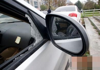 小区50辆车被砸 为何要把车停在路边？车主：一个车位10万元