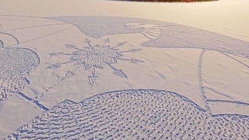 散步十小时艺术家雪地画巨龙