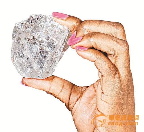 卢卡拉称还发现了另外两颗白色钻石，一颗813克拉，另一颗374克拉。该公司表示这两枚白钻的重量可能会发生变动，因为钻石尚未被清洗。