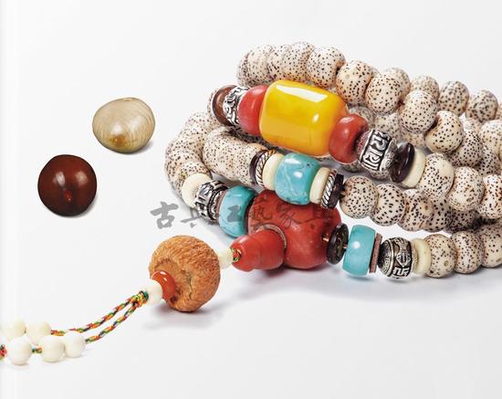 南红、蜜蜡、松石等的配饰，令这串星月菩提更具个性与魅力。