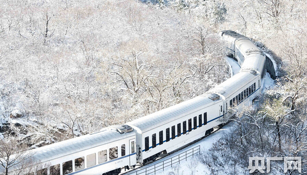 S2列车穿越居庸关雪海。