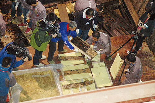 考古人员正在提取屏风构件