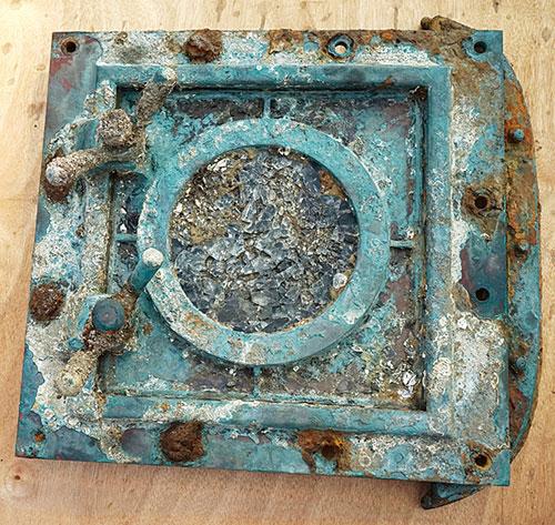 “丹东一号”沉舰上的方形舷窗