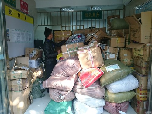 旧衣服当爱心捐折射慈善文化的苍白与落后