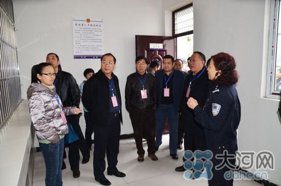 舞钢市公安局领导向大家介绍情况