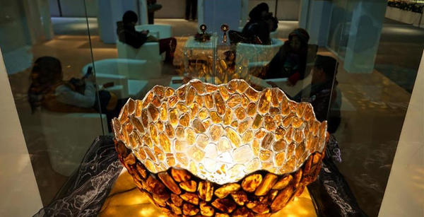 （2）用波罗的海虫珀制作的灯罩（11月22日摄）。