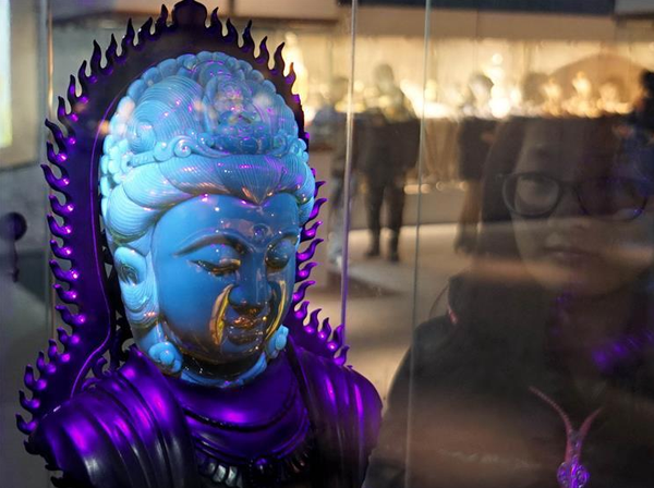 （3）用波罗的海稀有蓝珀雕刻的佛像（11月22日摄）。