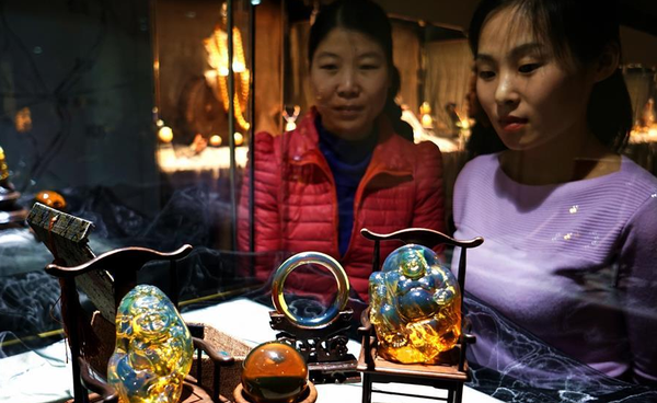 （1）11月22日，游人参观用波罗的海琥珀制作的中国特色工艺品。