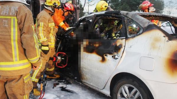 快递车与小车相撞起火