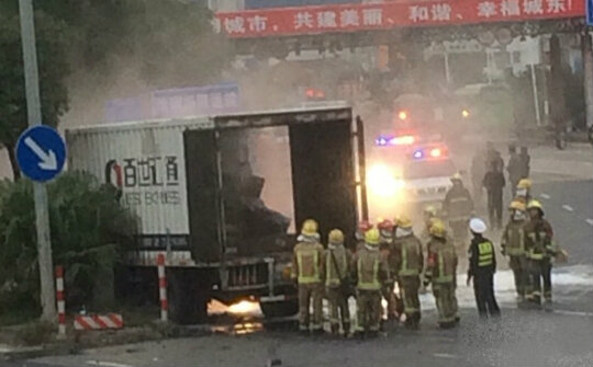 快递车与小车相撞起火2