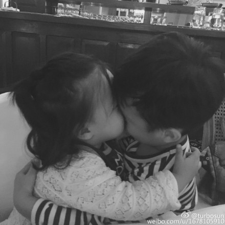 孙俪曝女儿用杯子拍蟑螂称其是“女汉子”（图）