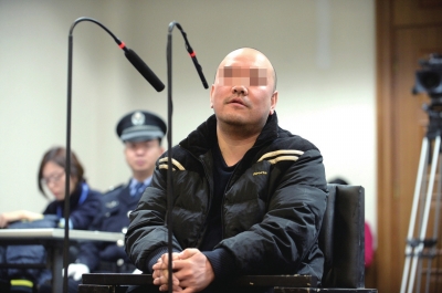 ▲昨天，耿某因涉嫌贪污罪在市一中院受审。京华时报记者欧阳晓菲摄