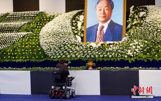 首尔市厅广场焚香所11月23日下午1时40分起接受各界民众吊唁已故韩国前总统金泳三，众多市民前往献花并默哀。<a target='_blank' href='http://www.chinanews.com/'>中新社</a>记者 吴旭 摄