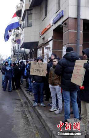 当地时间11月25日，俄罗斯民众手持标语、旗帜聚集在土耳其驻俄罗斯大使馆门前，抗议土军方击落俄苏24战机。24日，俄罗斯一架苏24战机在土耳其和叙利亚边境叙利亚一侧坠毁。王修君 摄
