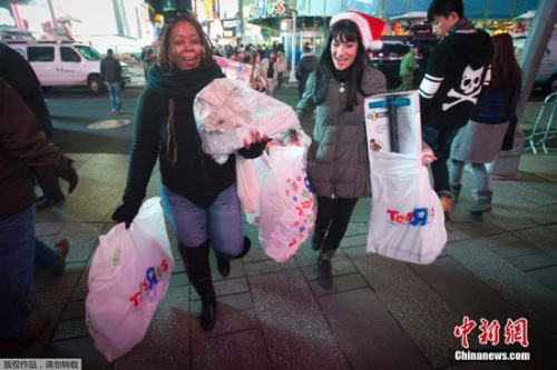 2014年“黑五”，抢购到商品的消费者满意而归。