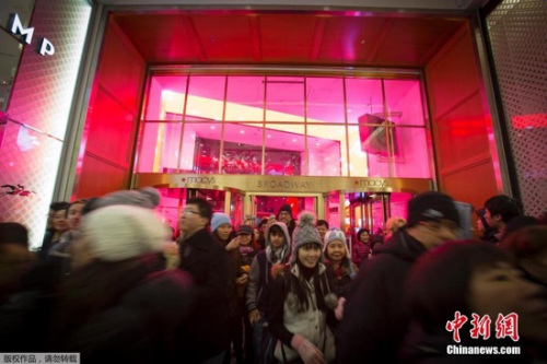 从去年开始，梅西百货、西尔斯百货、沃尔玛商场等大型商场超市为吸引客源，早在黑五前一天的感恩节就开始了通宵营业。