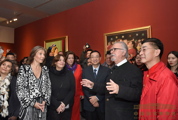 出席开幕仪式的嘉宾参观展览