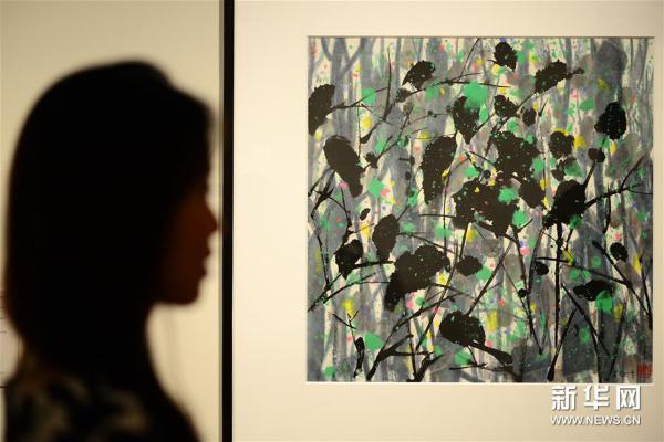 11月25日，参观者在新加坡国家美术馆参观吴冠中画展。