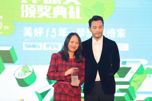 李光洁现身环保颁奖典礼 声称做公益会上瘾