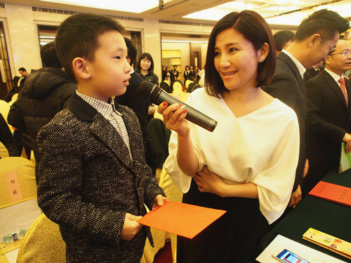 大竣捐出自己的零花钱给受助儿童