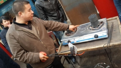 委员们参观静安门社区一集中取火点