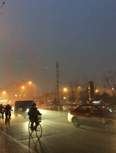 今天的“大裤衩”和灰色霾天“融为一体”。