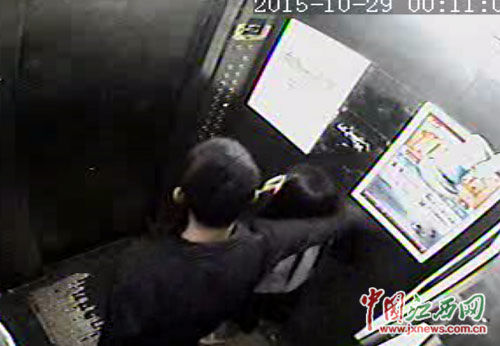 嫌疑人在电梯内挟持受害人